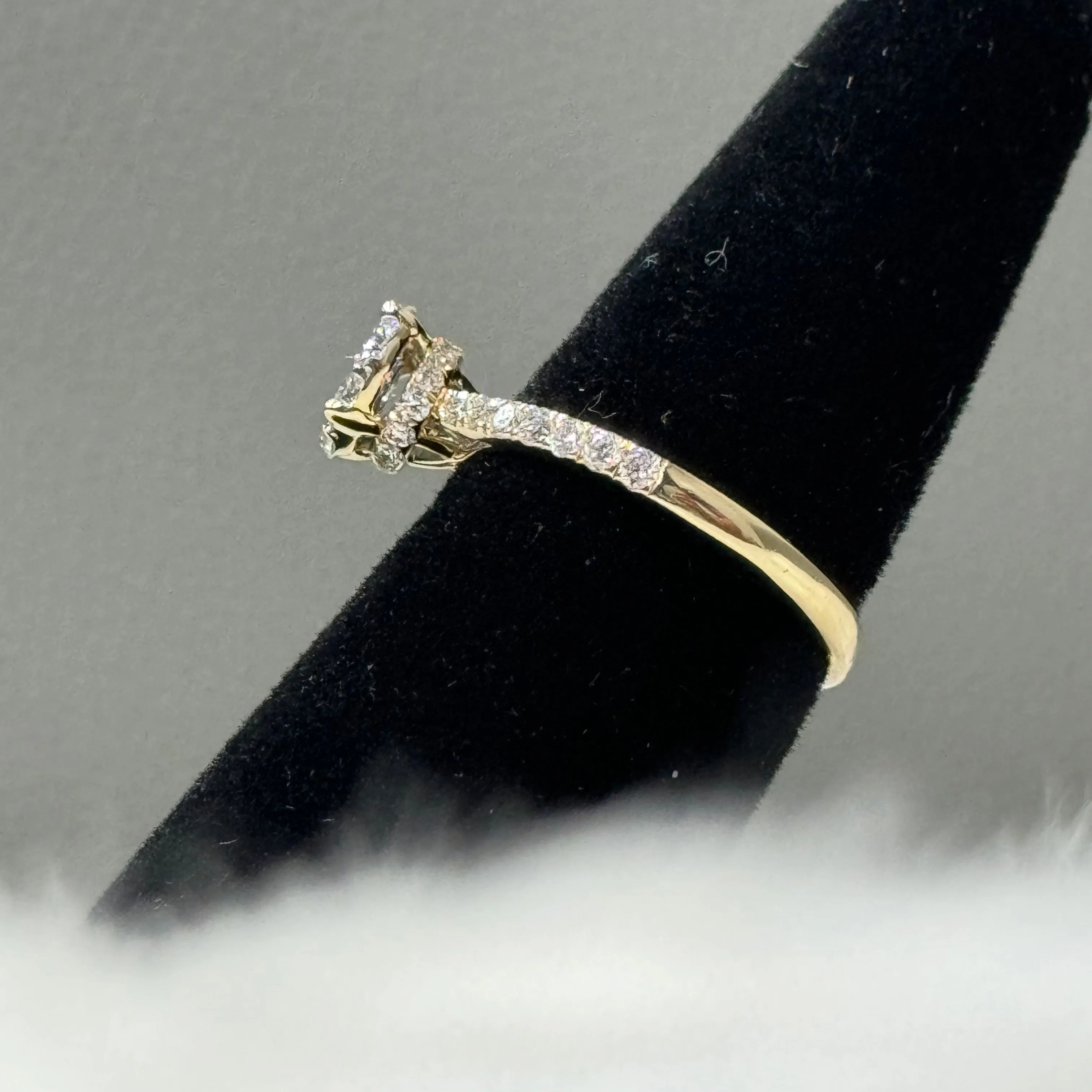 10K Yellow Gold Diamond Flower Engagement Ring 1Ct Dia / 2.9gr / Size 7