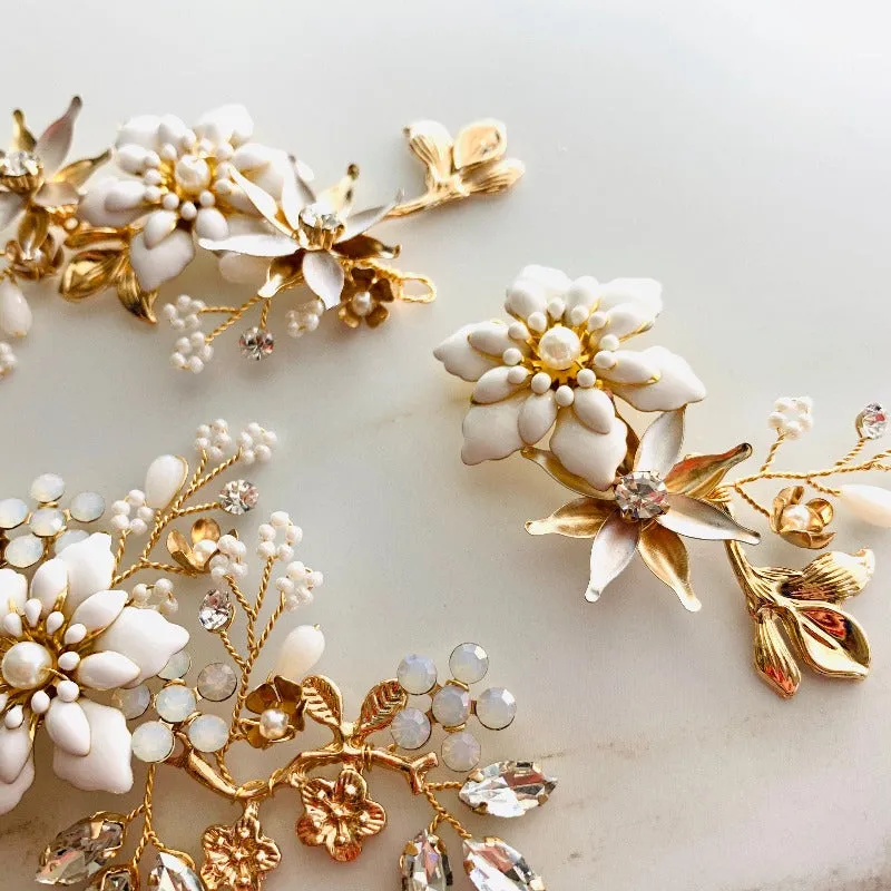 C191. white floral hair pins set