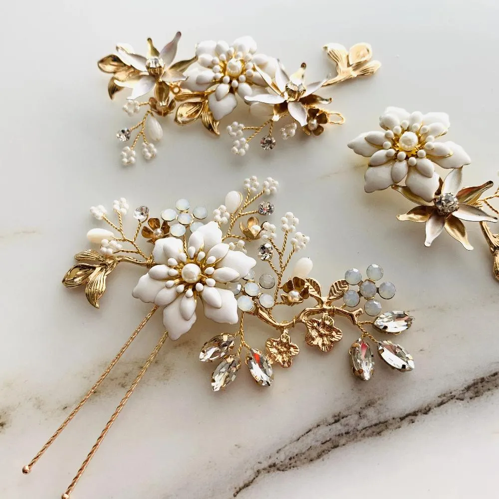 C191. white floral hair pins set