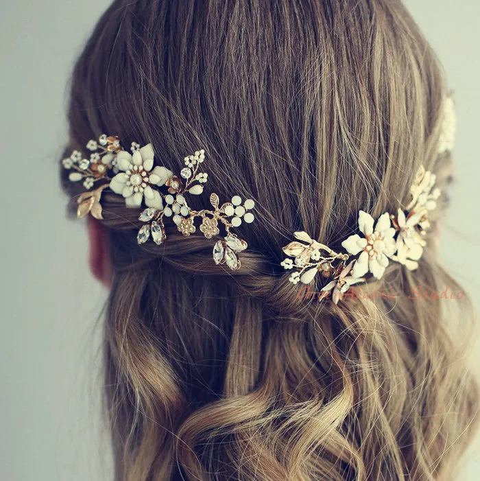 C191. white floral hair pins set